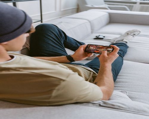 BEGINNERS mobile gaming guide displayed clearly on a smartphone screen